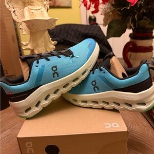 On clouds cloudleap sz 5 youth or 6.5 women new in box!!